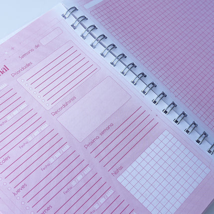 Cuaderno Rosado con Hojas de Colores